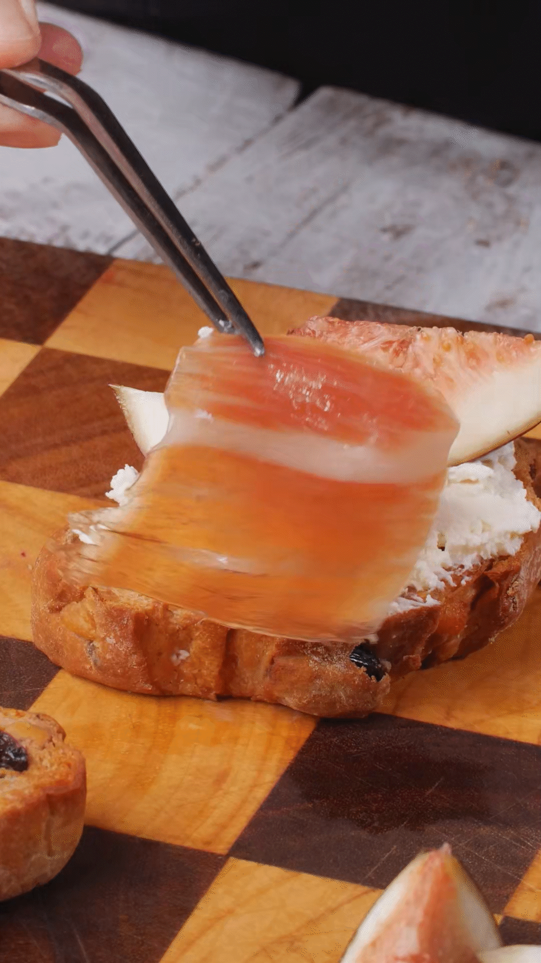 歐包抹上奶酪，放上無花果
