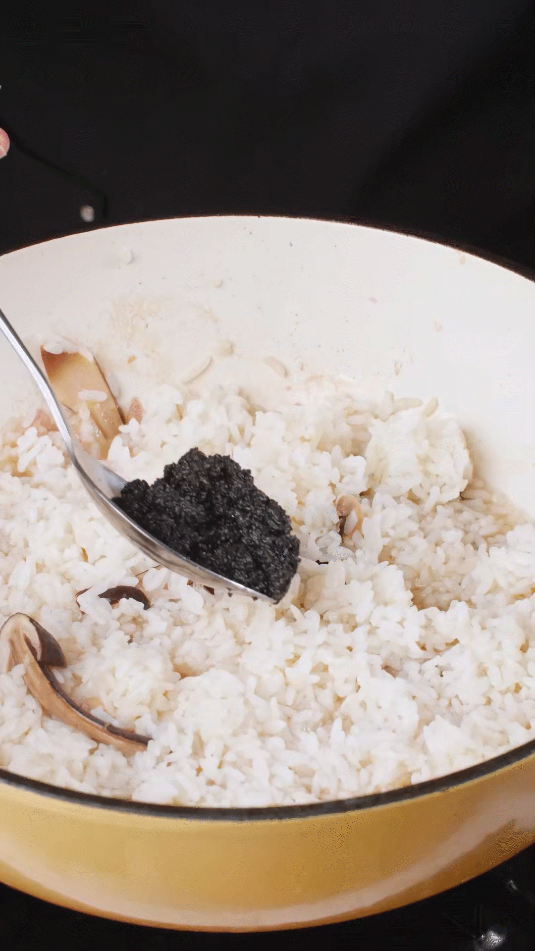 底油放入洋蔥爆香后加入黑皮雞樅菇、口蘑，用白葡萄酒增鮮
