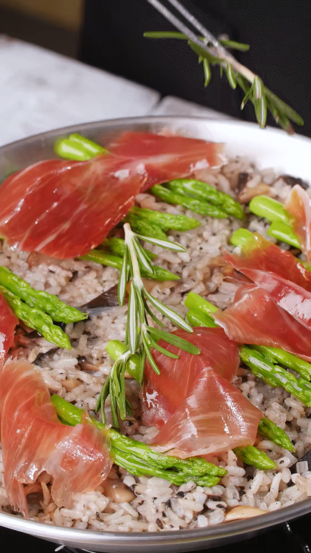 放上巴瑪火腿和蘆筍、點(diǎn)綴迷迭香、三色堇