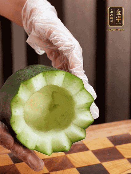 將小冬瓜洗凈，頂端切開去瓜瓤，改刀切口呈鋸齒狀