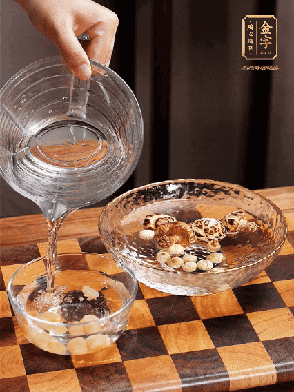 將雞肉、鮑魚、蝦仁焯水，冬菇、蓮子、干貝泡發(fā)