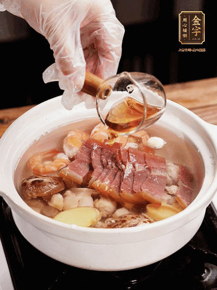 7種食材+帶皮冬瓜塊用砂鍋/電飯煲煮湯功能煮熟，少許鹽、花雕調(diào)味