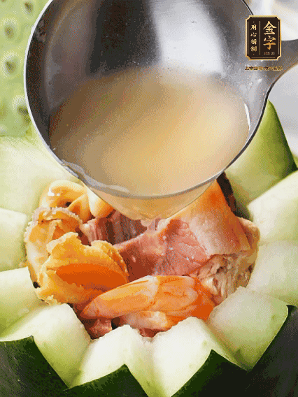 煮好后，盛入冬瓜盅。放入鍋中，可繼續(xù)燉煮，越燉越有味