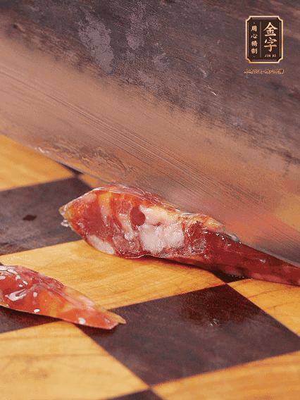 金字金華香腸切片，調(diào)制煲仔飯料汁：生抽2勺+蠔油1勺+1勺芝麻油+半勺糖