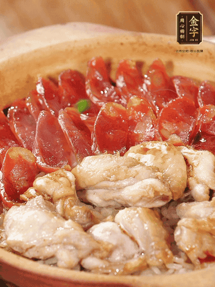 蓋蓋小火燜，沿鍋邊淋一圈油，轉(zhuǎn)動砂鍋燜4分鐘