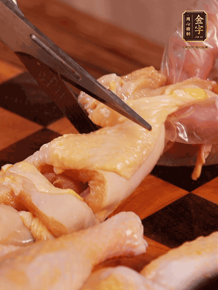 土雞處理干凈，切成大塊，加蔥姜、花雕酒、鹽腌制10分鐘