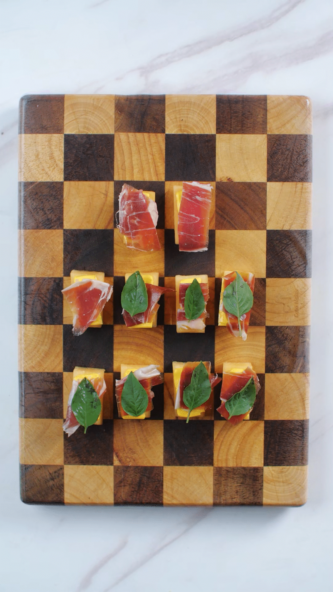 依次放上：奶酪、巴瑪火腿