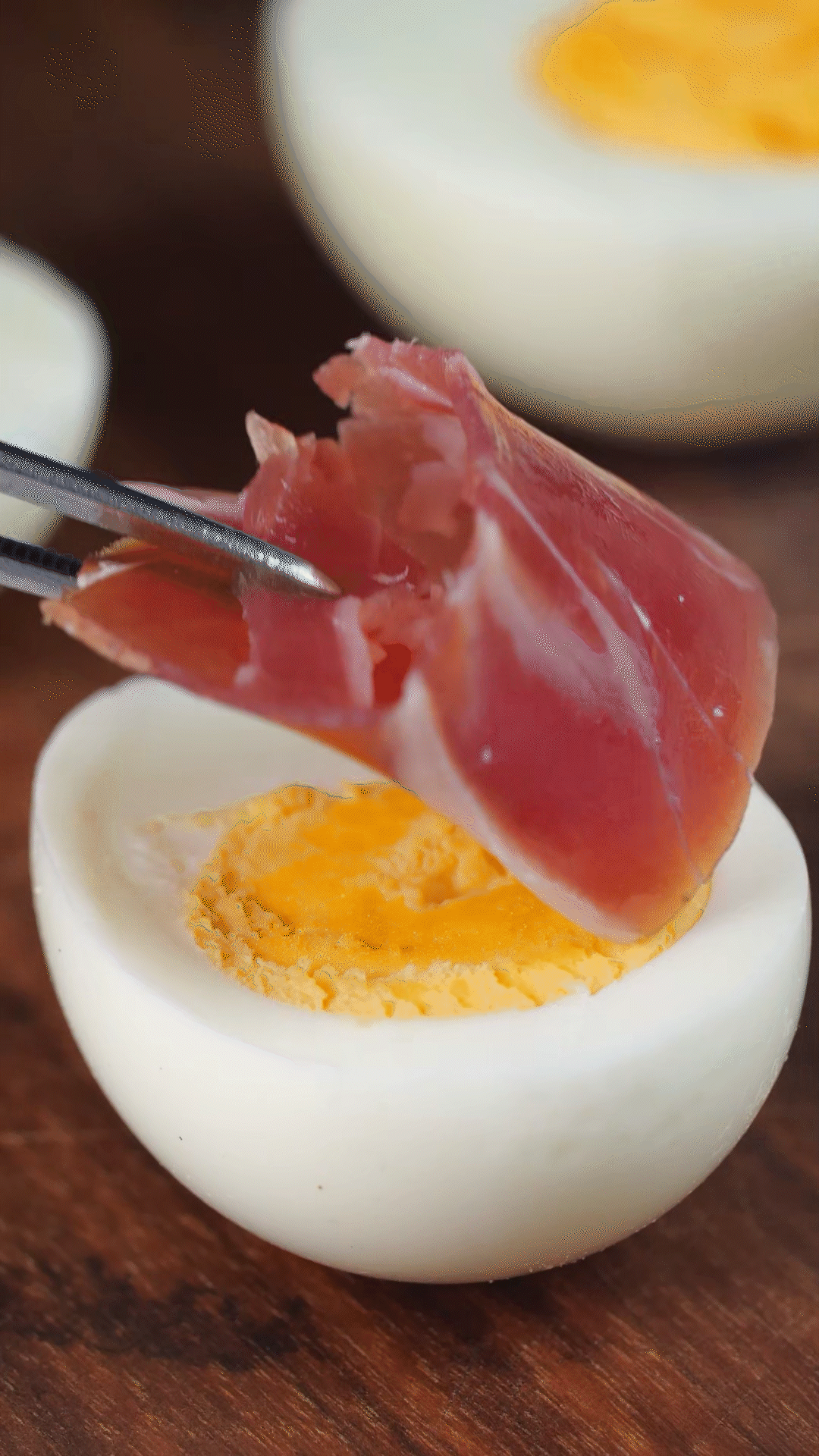 撈出過(guò)冷水，去殼后對(duì)半切開(kāi)