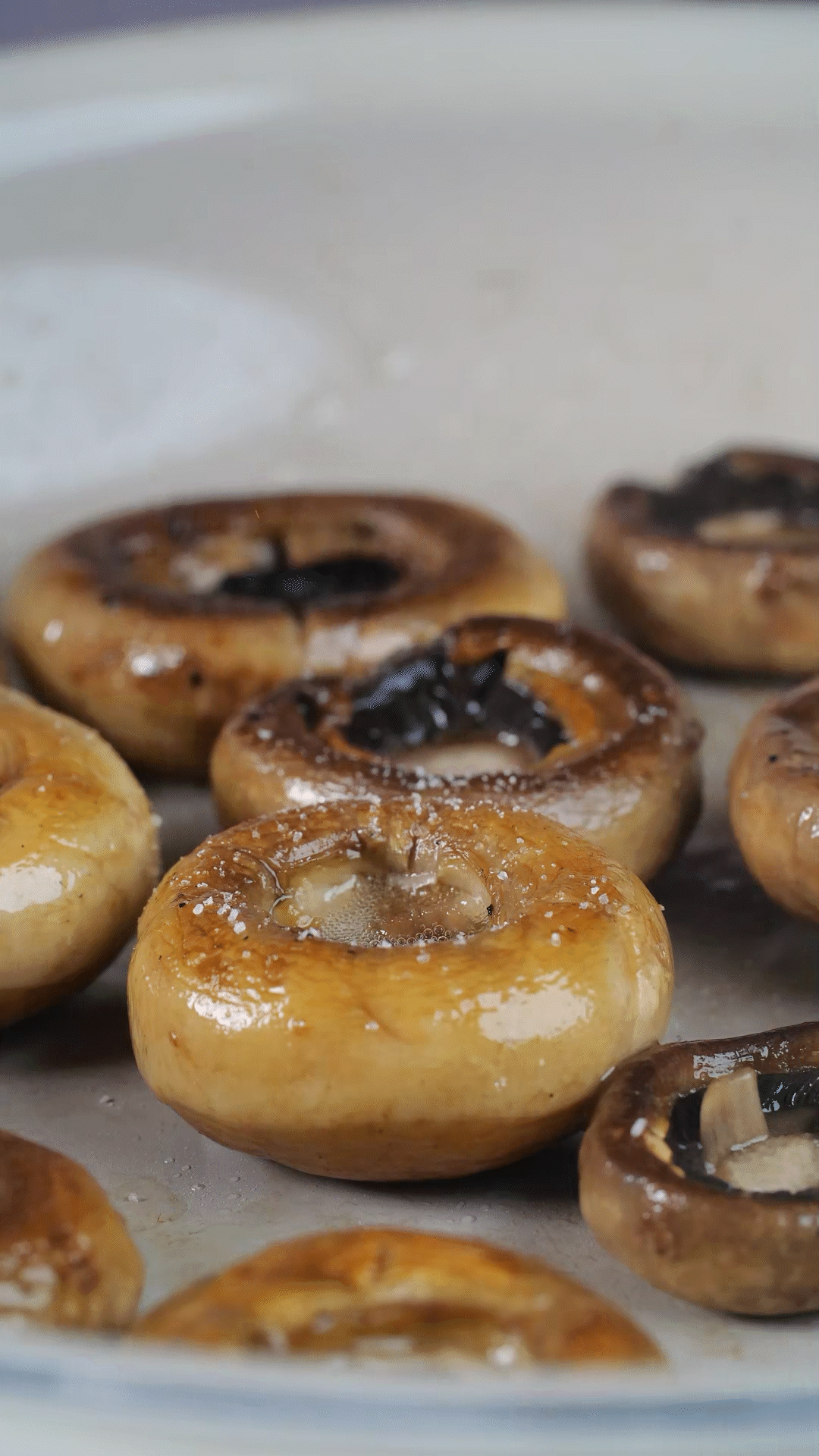 鍋內(nèi)放橄欖油，將口蘑煎至兩面微微焦黃，用黑胡椒海鹽調(diào)味