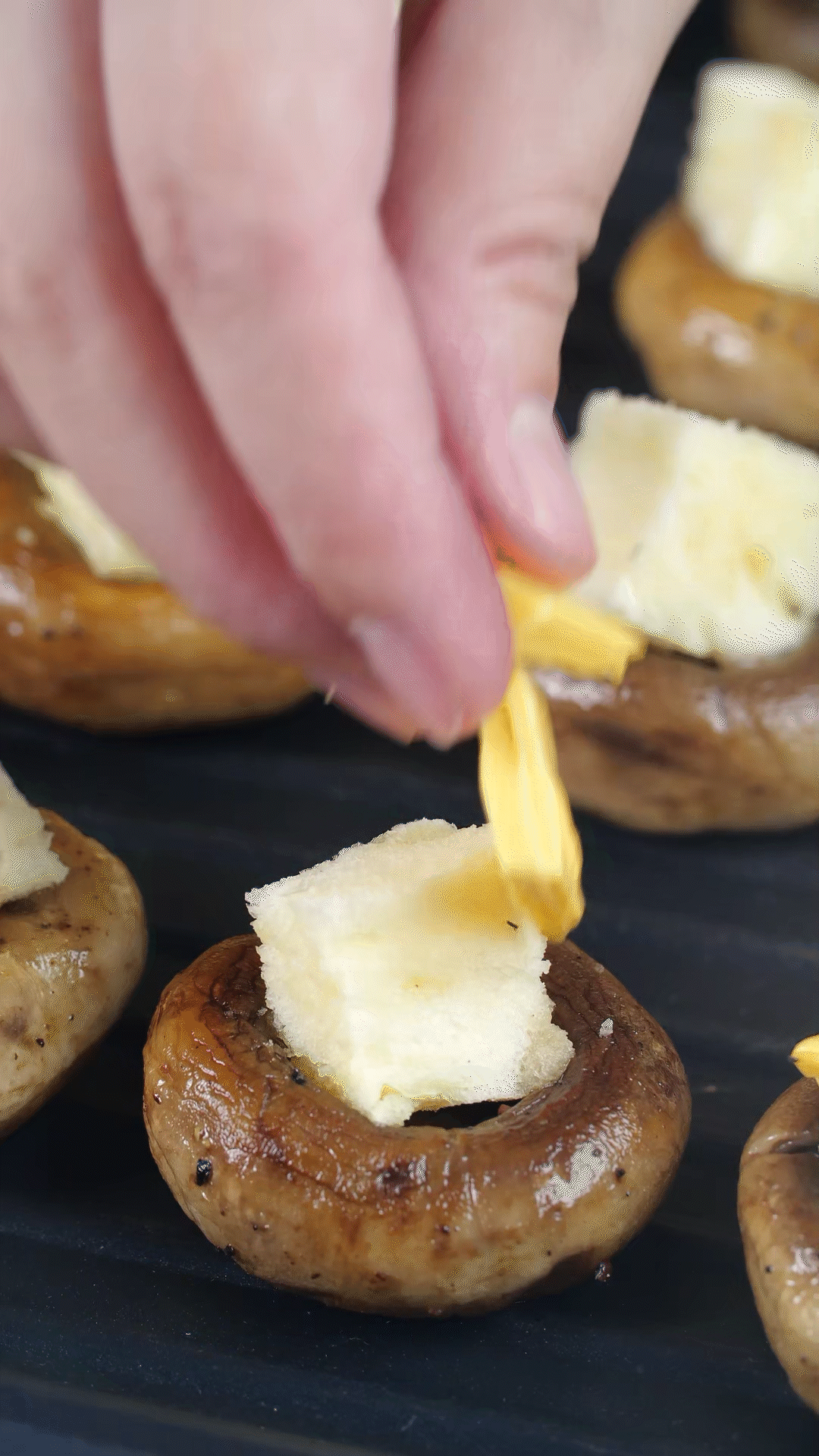 面包切小粒，放入口蘑凹處，蓋上芝士，烤箱180度烤10分鐘