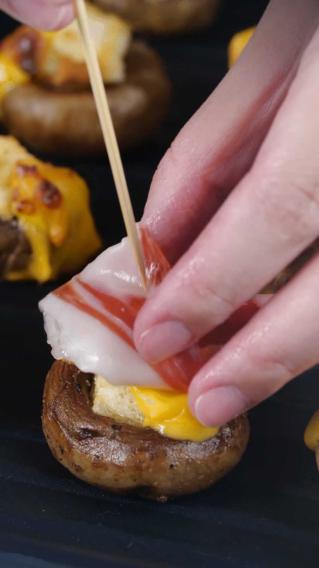 將火腿卷一卷，放在最頂部，插上竹簽