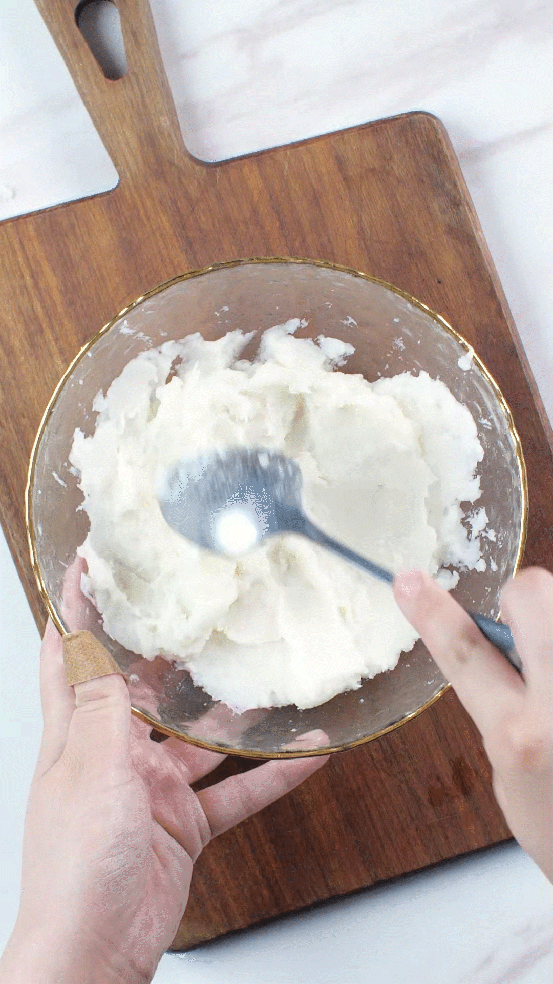 山藥去皮蒸熟，用涂抹奶酪、海鹽、橄欖油調(diào)味