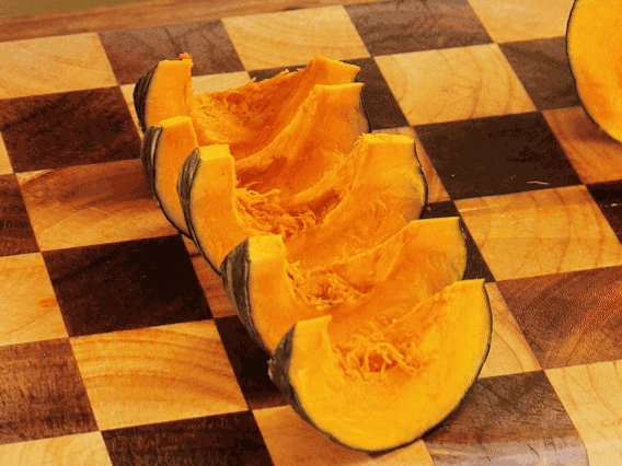 貝貝南瓜去瓤切小塊；干香菇熱水泡發(fā)，切條