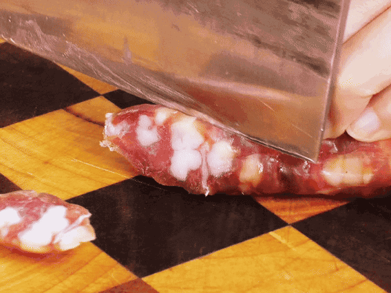 香腸少油煸出香味，下南瓜、板栗、香菇翻炒。2勺生抽、1勺老抽、1勺蠔油、1勺鹽、半勺糖調(diào)味