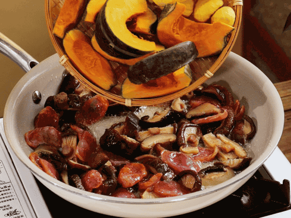 清洗好的大米放入電飯鍋，加裹滿醬汁的食材，再加剛好沒過食材的水，攪拌一下