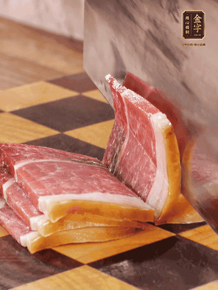 金字火腿切片，溫水浸泡5分鐘；肉皮泡發(fā)，切成小塊。