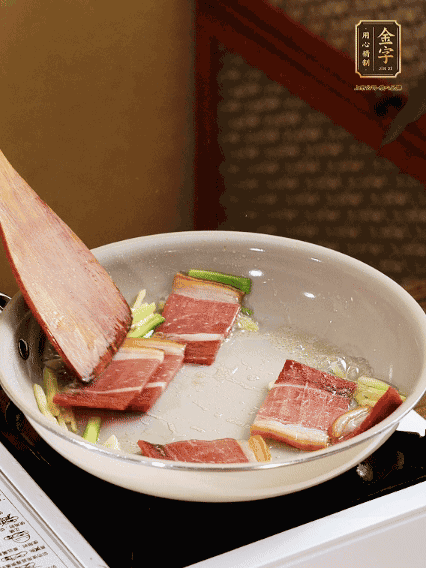 熱油下鍋，火腿、蔥姜蒜煸出香味備用