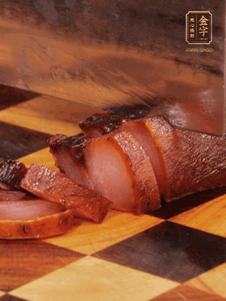 金字醬肉，煮熟切條；蓮藕去皮，切成條狀，焯水2分鐘