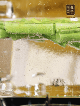 豆角切成段，加油焯水1分鐘