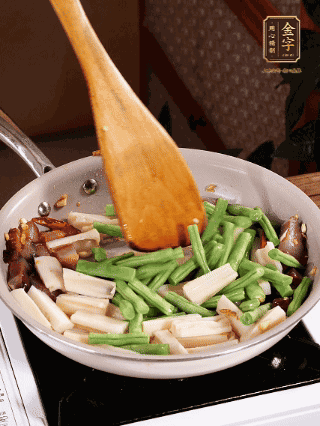 加少許生抽、蠔油、料酒、雞精調(diào)味，少許清水燜2分鐘，炒至豆角皺皮即可