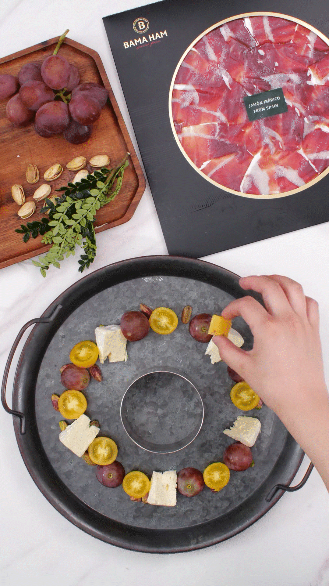 準備一個大盤子，中間放上模具（或是一個空碗）預留空位，沿著磨具把食材擺盤成花環(huán)裝