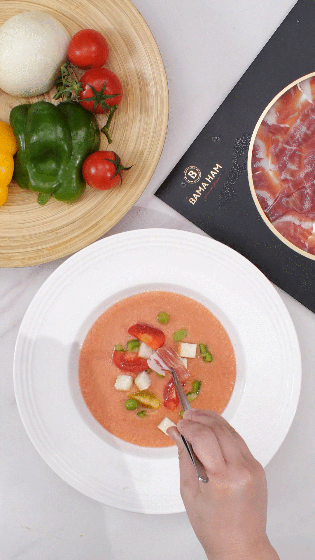 擺盤時(shí)，加入青豆，面包丁，黃瓜丁，烤面包丁，番茄丁