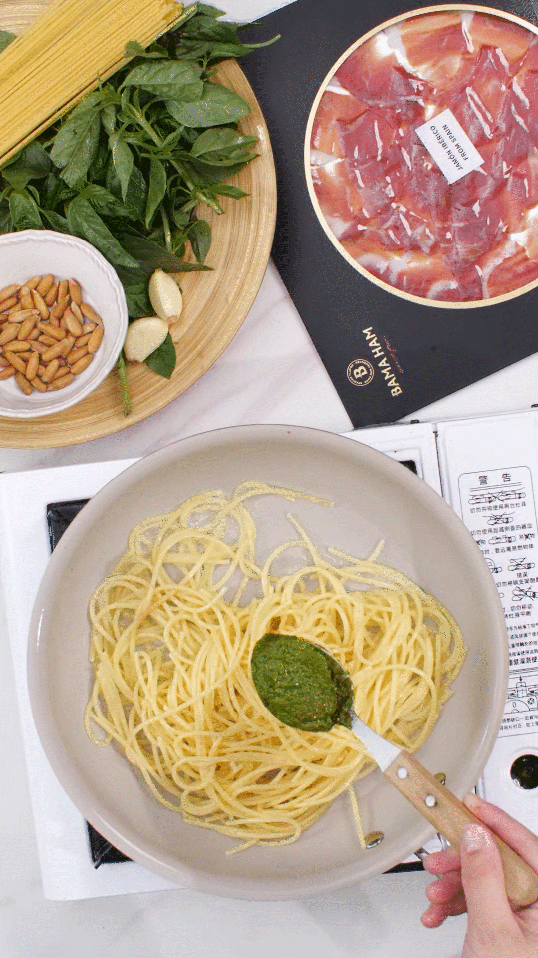 鍋中加入橄欖油，放入意面和青醬攪拌均勻裝盤
