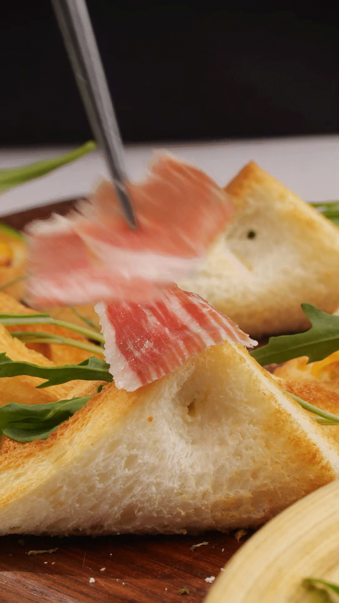 對(duì)折，用牙簽固定
