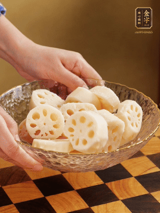 蓮藕洗凈削皮，切大塊，用鹽、糖腌制30分鐘。