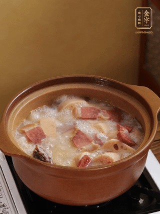 豬油潤鍋，豬骨、姜片煸出油脂香，再依次下開水、蓮藕、火腿，大火燒開