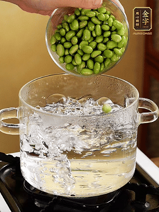 嫩毛豆汆燙1分鐘。