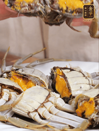 大閘蟹處理干凈，一切兩半。