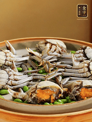 盤底鋪毛豆，依次放大閘蟹、咸肉， 淋一圈料酒、豉油。