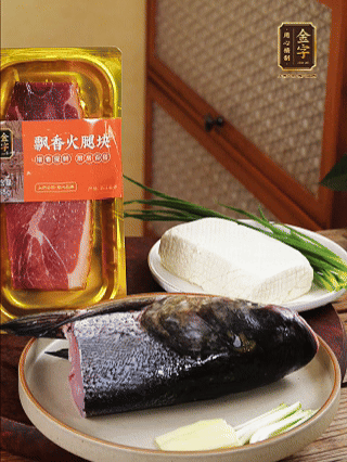 花鰱魚(yú)頭處理干凈（刮黑膜、除貼骨血、拔魚(yú)牙、剪魚(yú)鰭、刮凈魚(yú)肉表面雜質(zhì)），從中間劈開(kāi)成兩半，擦干水分