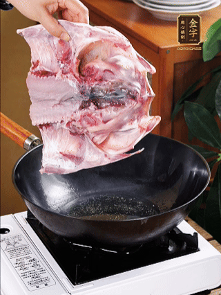 鍋里油燒熱（一半豬油、一半玉米油），放入魚(yú)頭，把魚(yú)頭煎至少兩面金黃