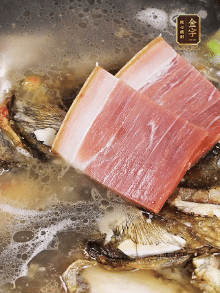 大火燒開(kāi)，大火煮10~15分鐘。放入切好的豆腐，再煮5分鐘大火燒開(kāi)，大火煮10~15分鐘。放入切好的豆腐，再煮5分鐘