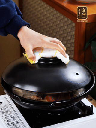 大火燒開(kāi)，大火煮10~15分鐘。放入切好的豆腐，再煮5分鐘