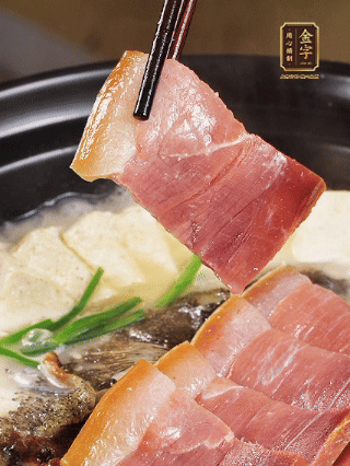 加入一丟丟鹽，撒點(diǎn)胡椒粉，蔥段點(diǎn)綴