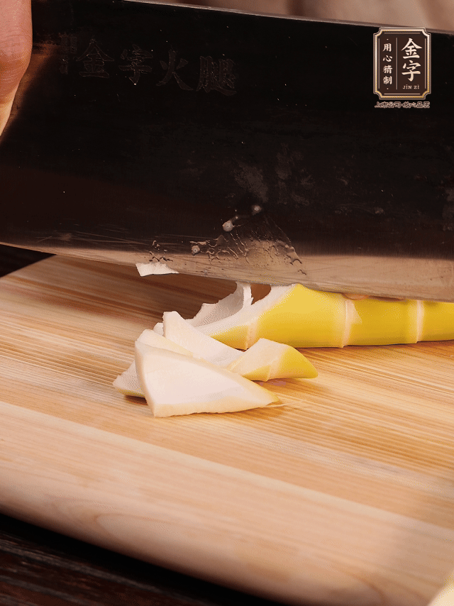 春筍去筍衣切滾刀塊；萵筍去皮切滾刀塊；春筍、百葉結(jié)焯水2分鐘。