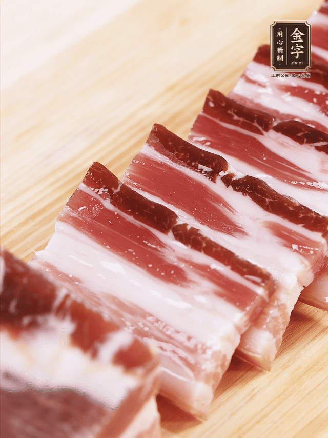 金字淡咸肉切厚片；金字淡咸肉、仔排加蔥姜、料酒焯水3分鐘，溫水洗凈。