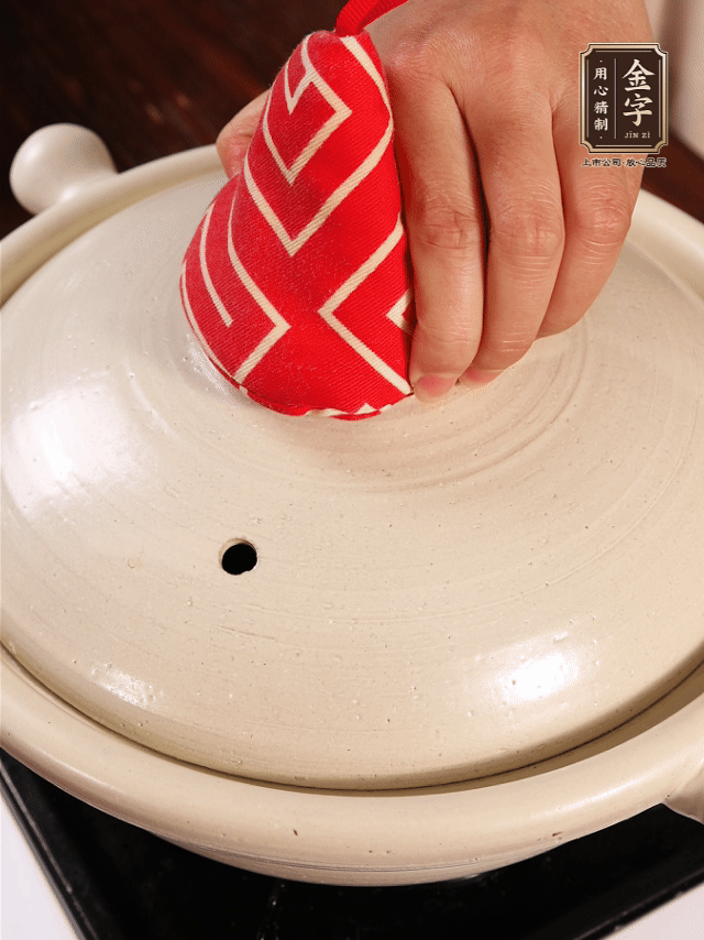 加開水燉煮，水沸后轉小火40分鐘。