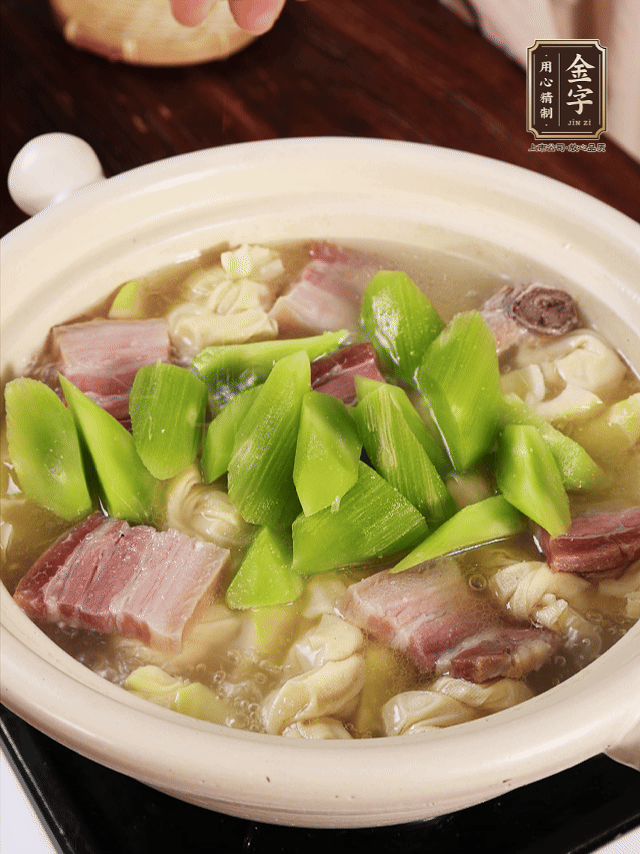 下春筍、百葉結，繼續(xù)燉15分鐘。最后下萵筍煮3分鐘，少許鹽調(diào)味。