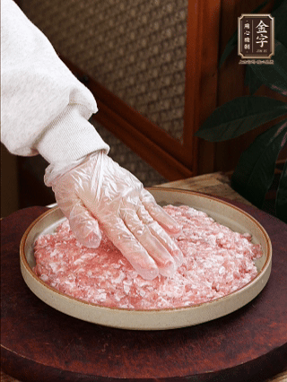 依次鋪肉末，碼入雞蛋豆腐，再鋪上金字香腸。