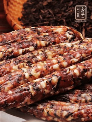 金字土香腸、金字梅干菜香腸、金字醬肉，切片