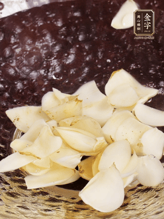 大蒜、生姜、紅蔥頭處理成粒。青辣椒切碎