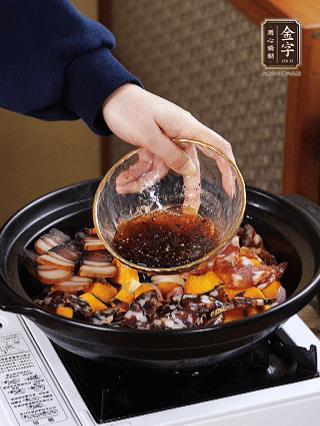 姜、蒜、蔥頭粒煎香，倒入南瓜，煎至兩面焦香