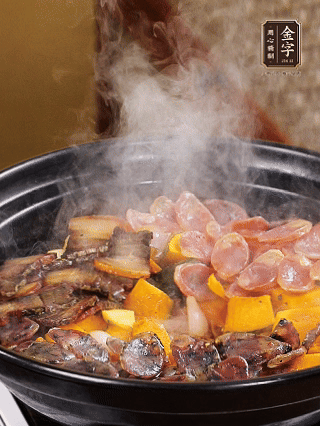 關(guān)火鋪上土香腸、梅干菜香腸、醬肉，加生抽、清水、黑胡椒粉調(diào)成的料汁，中火焗5分鐘