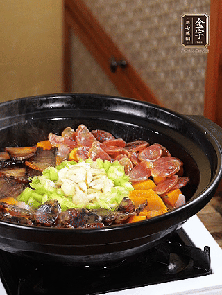 中間放入百合，圍一圈青椒碎，小火再焗2分鐘