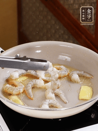 秘制煲仔飯醬油：2勺蒸魚豉油、半小勺糖、1大勺清水?dāng)嚢杈鶆蛑?分鐘