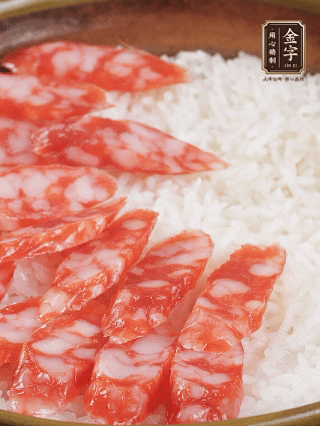 砂鍋加入半勺豬油、半勺花生油抹勻，倒入絲苗米，加水沒(méi)過(guò)大米一指高，蓋蓋大火煮至水分微干